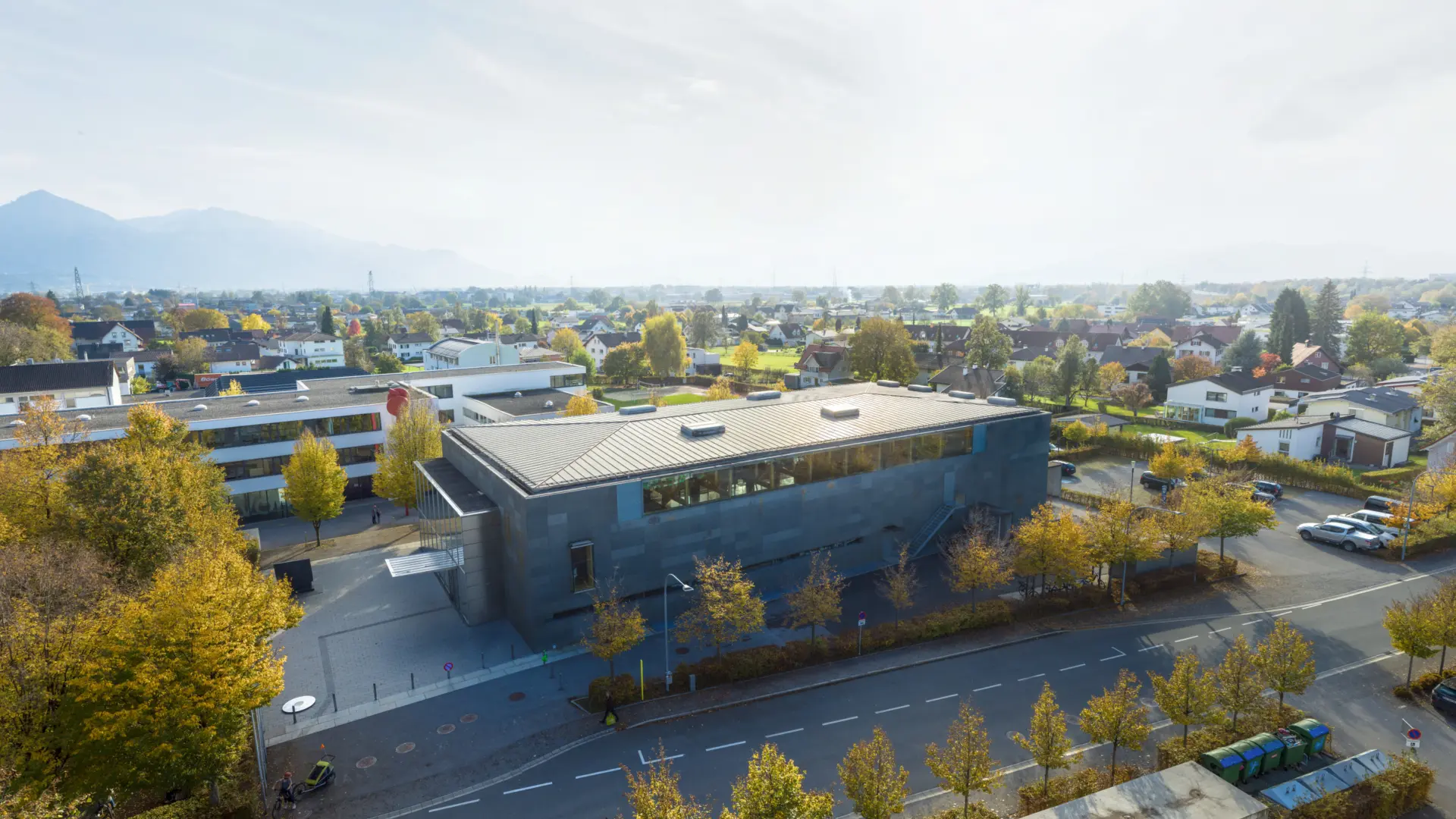 Moderne Architektur in herbstlicher Stadtlandschaft, Bergblick.