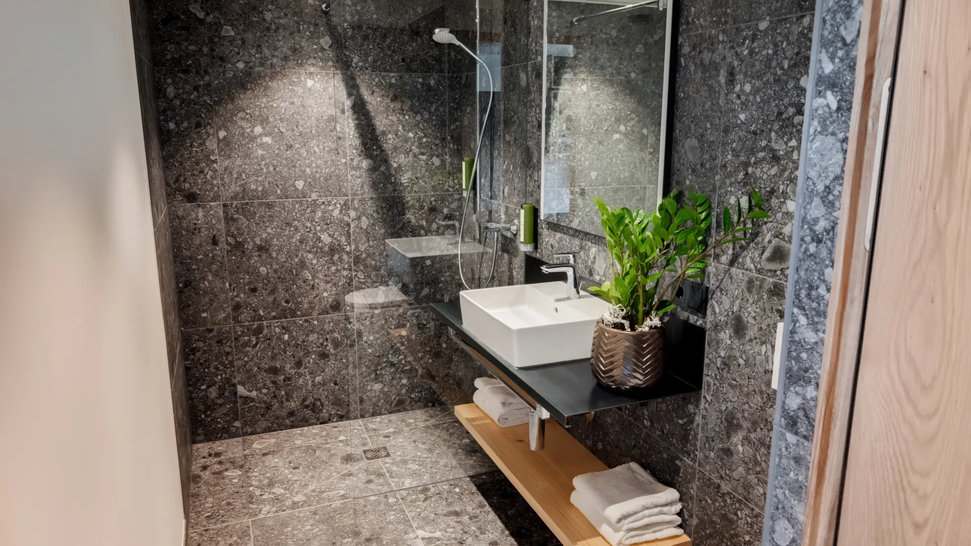 Modernes Badezimmer mit Waschbecken und Pflanze