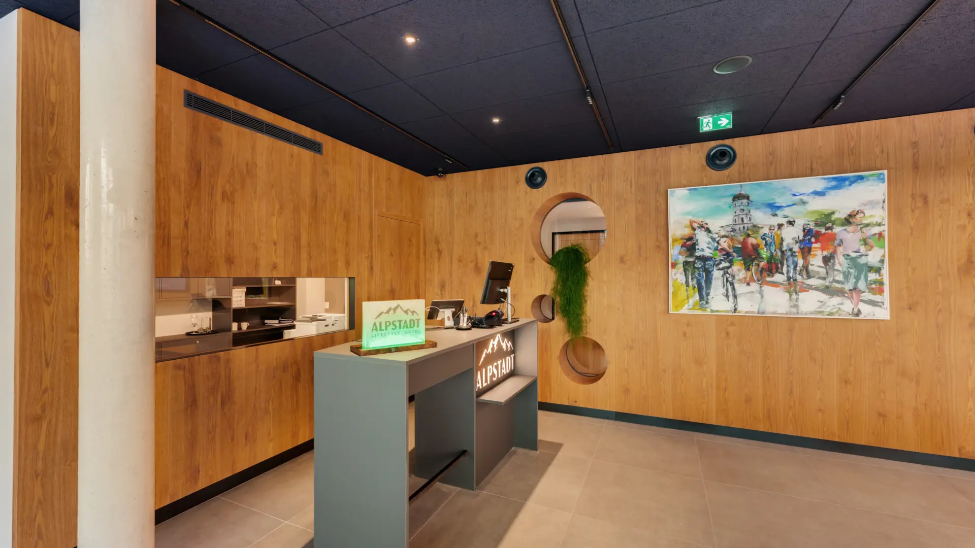 Hotelrezeption mit Holzwänden und Gemälde