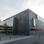 Modernes Gebäude mit Glasfassade bei Herbstwetter