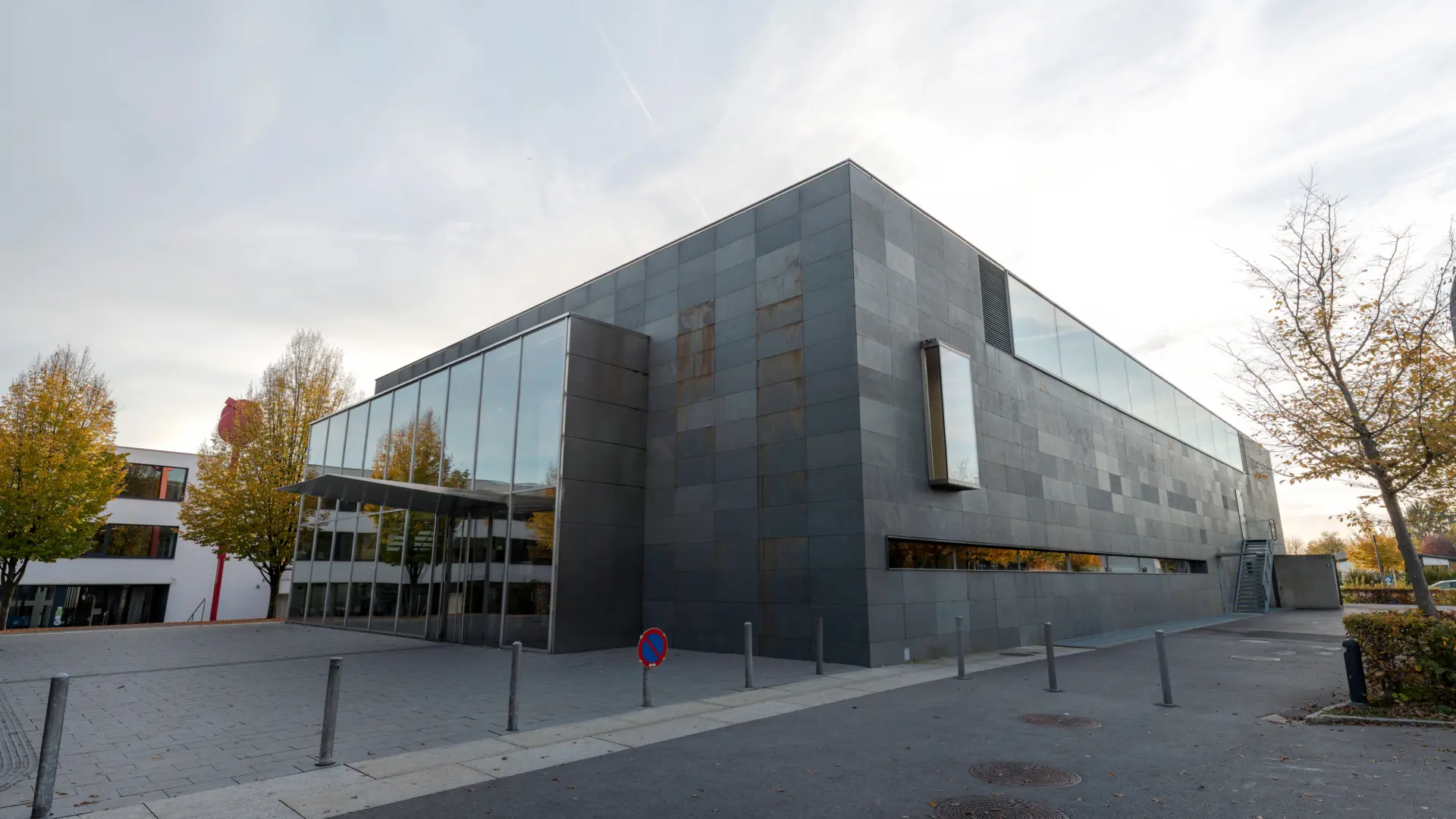Modernes Gebäude mit Glasfassade bei Herbstwetter
