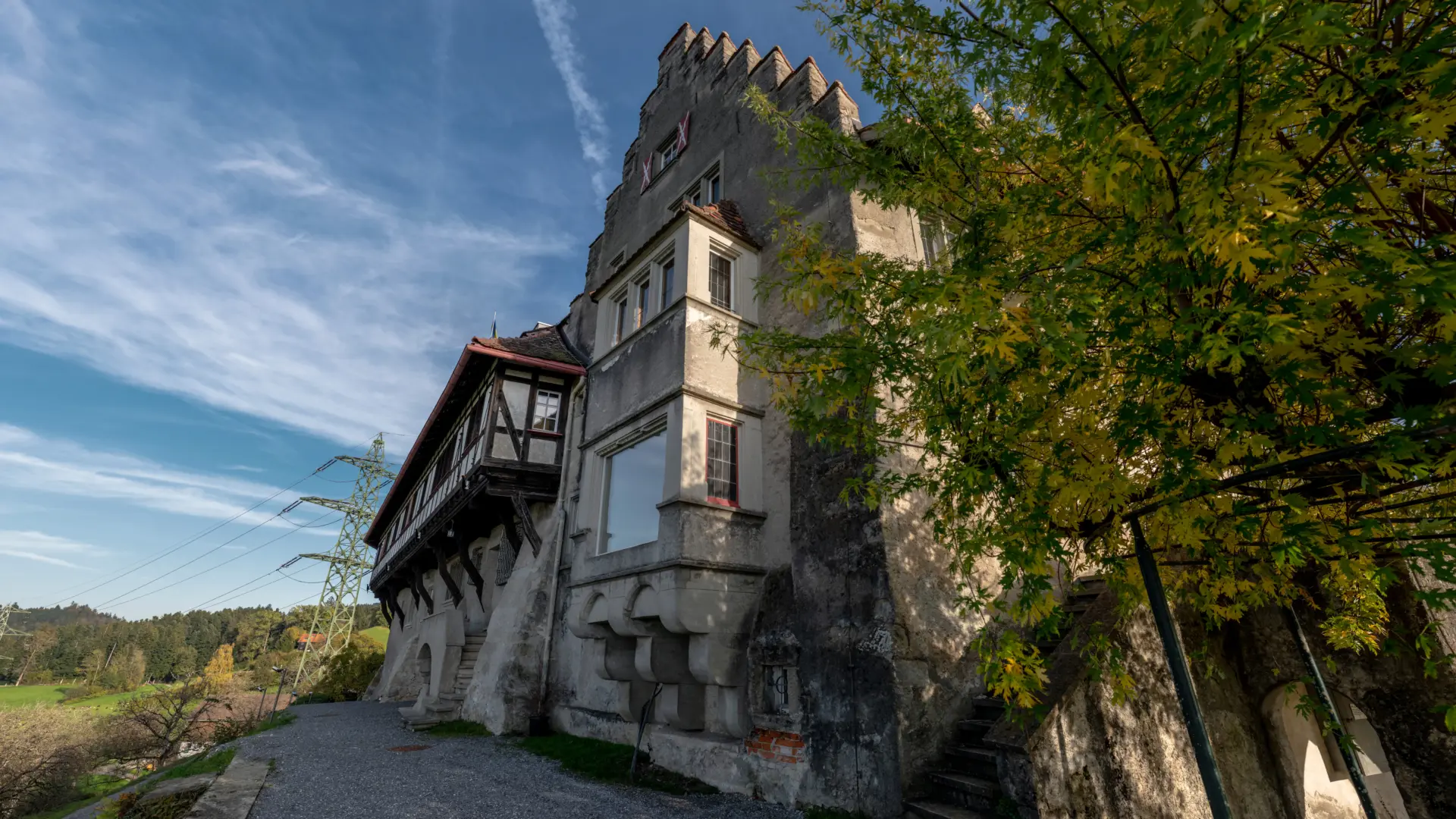 Historisches Gebäude mit Fachwerk und Baum im Herbst