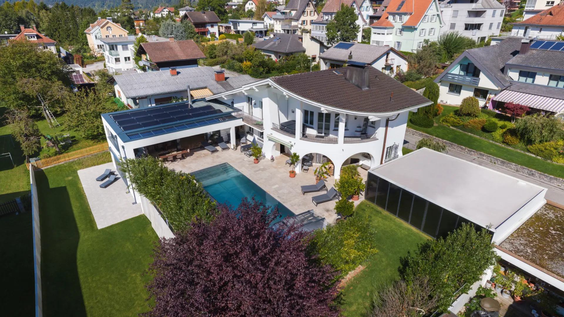 Luftbild eines modernen Hauses mit Pool