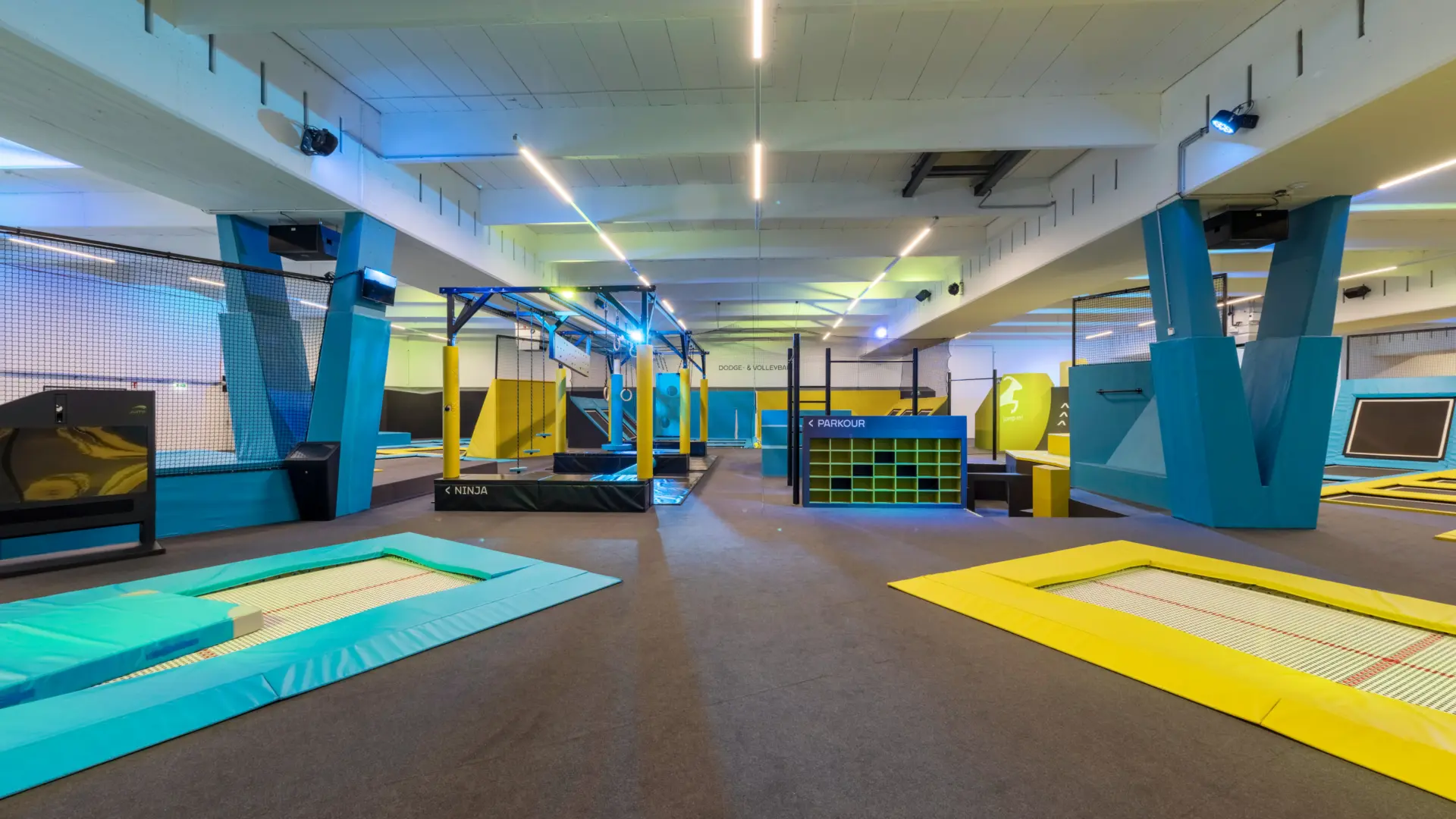 Halle mit Trampolinen und Hindernisparcours