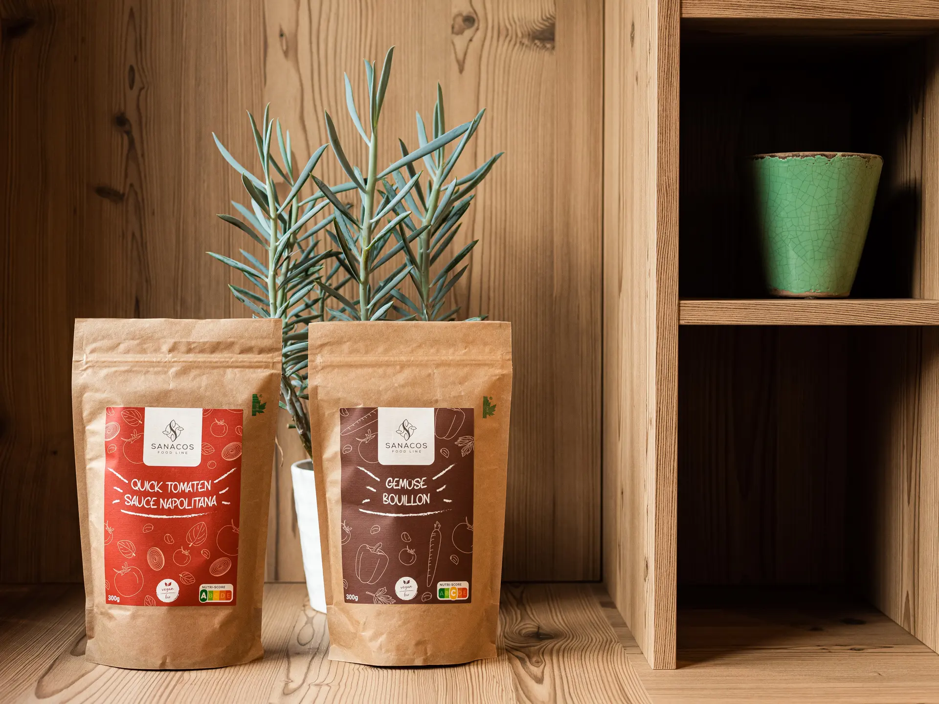 Pflanze und zwei Gewürztüten im Regal