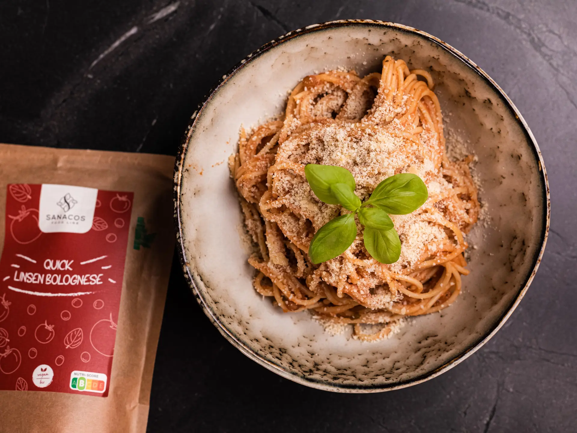 Vegane Linsen-Bolognese mit Parmesan und Basilikum.