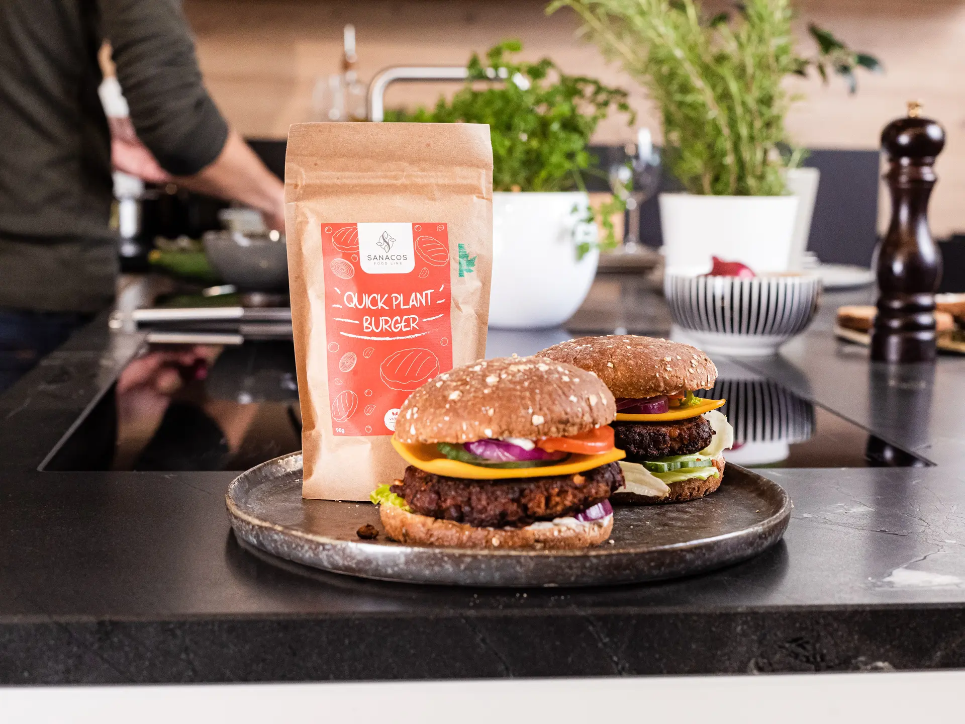 Vegane Burger mit Gewürzen in moderner Küche.