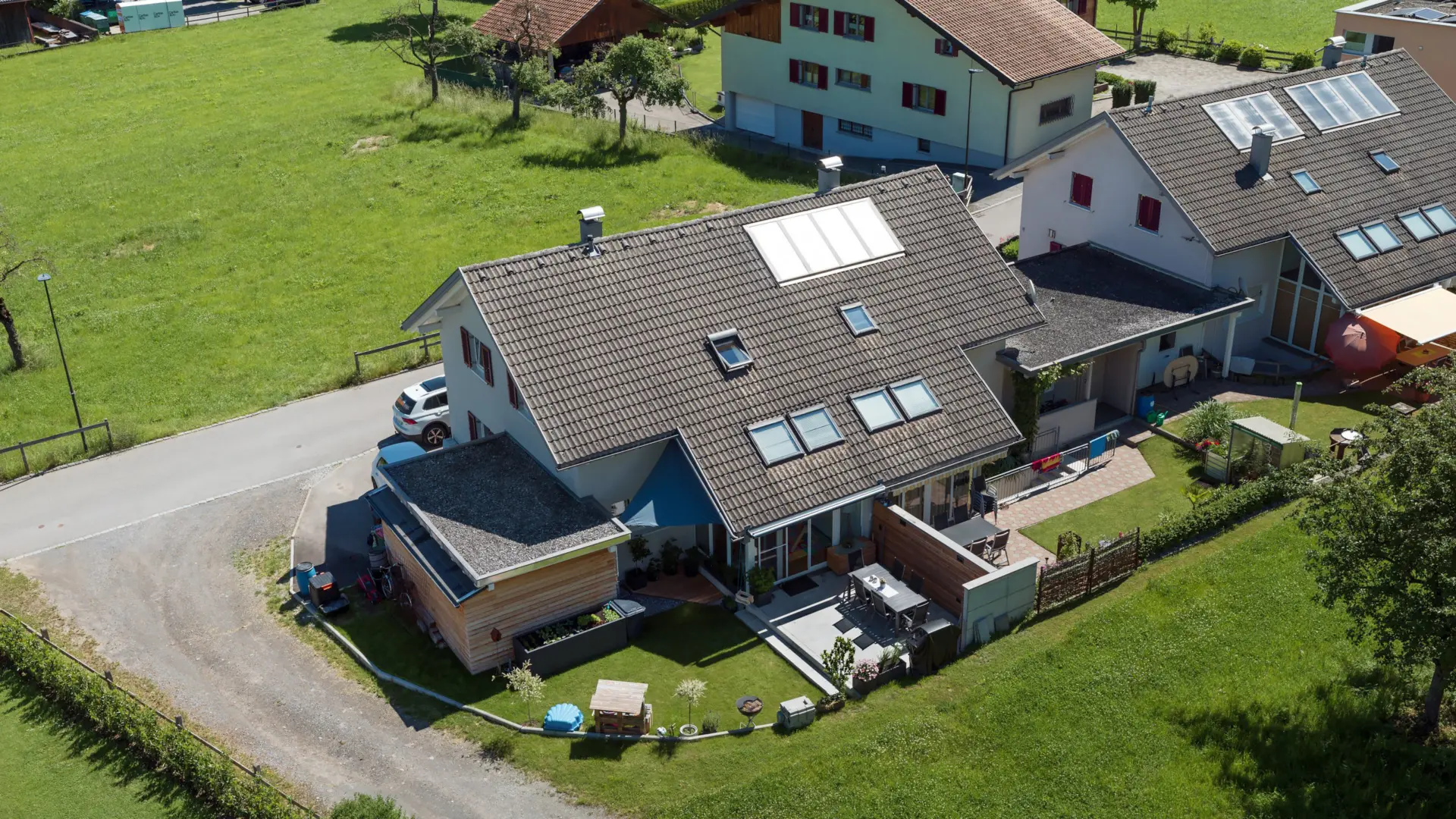Ländliches Einfamilienhaus mit Solarpanelen.