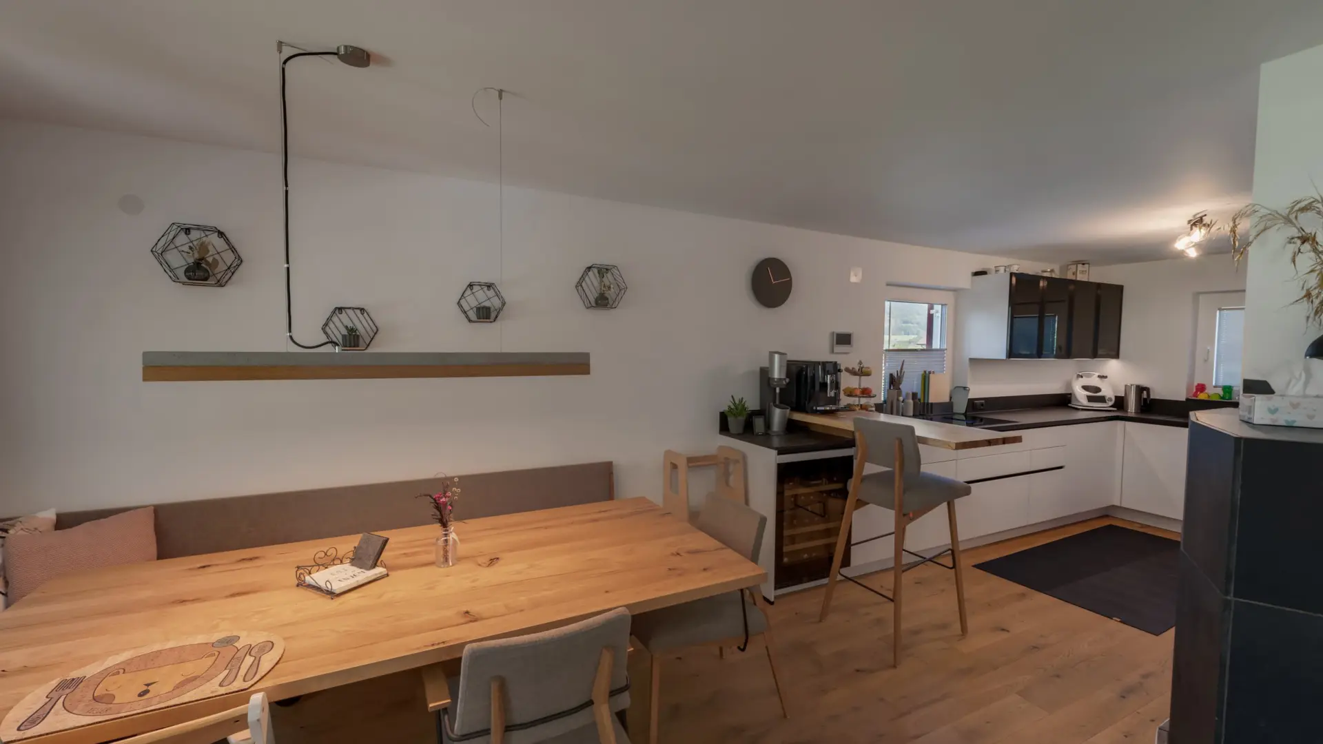 Moderne Küche mit Esstisch und Barhockern