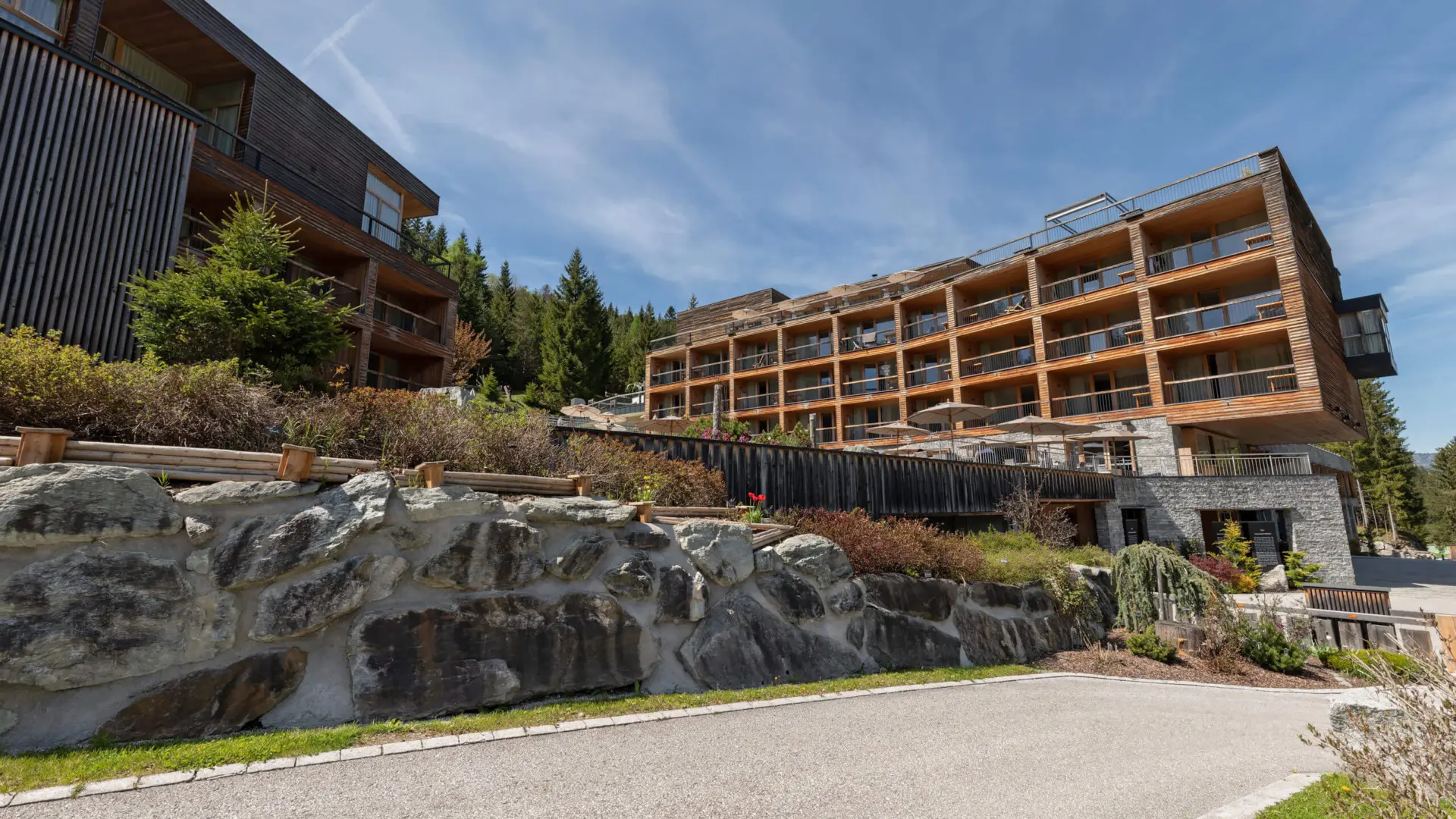 Modernes Hotel in den Bergen mit Naturumgebung.