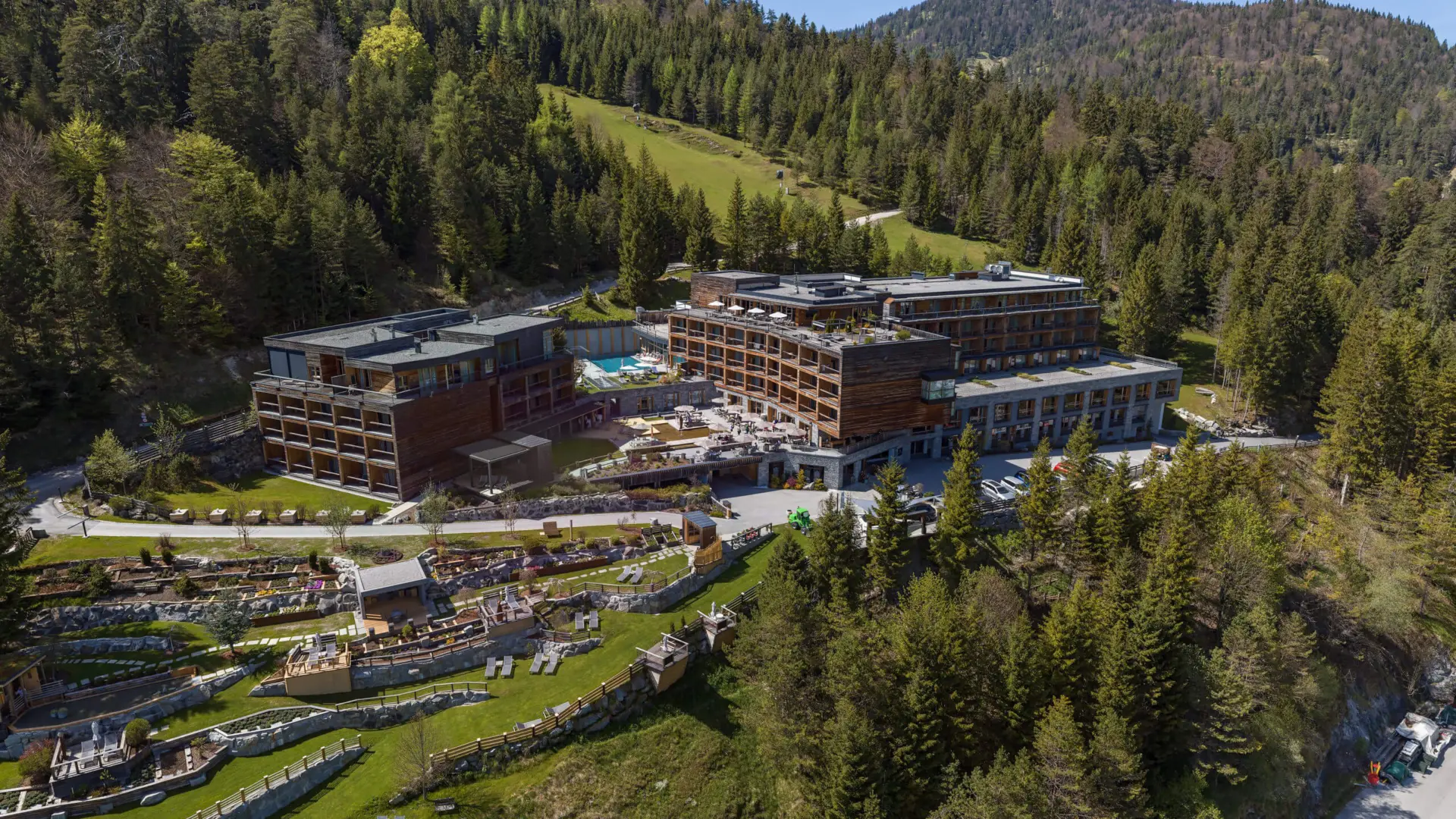 Hotel umgeben von Wald und Bergen