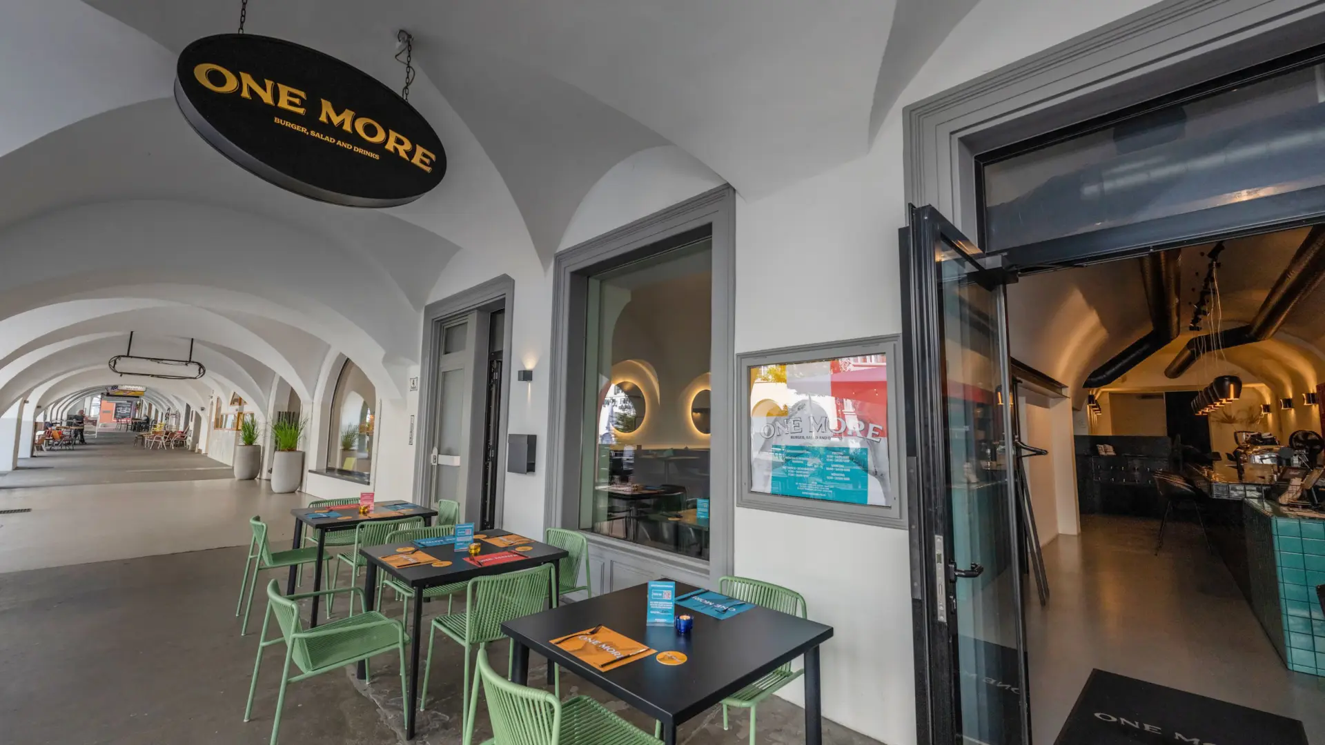 Restaurant mit Außenbereich und moderner Innenansicht