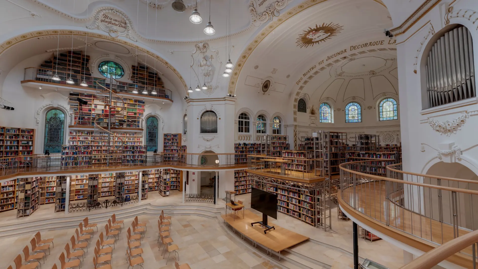 Große Bibliothek mit Rundbalkon und vielen Büchern
