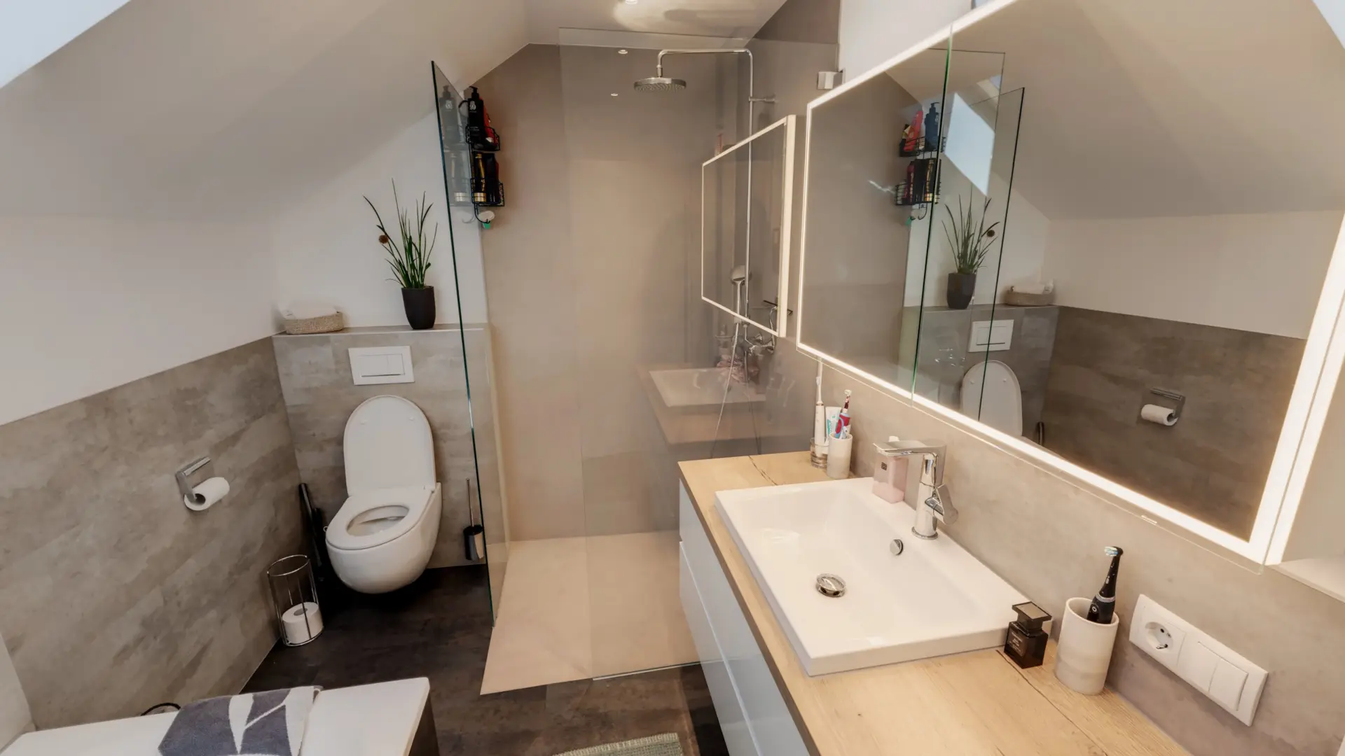 Modernes Badezimmer mit Dusche und Waschbecken