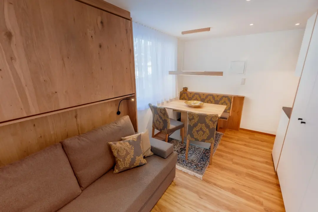 Gemütliche Wohnung mit Holzmöbeln und Esstisch