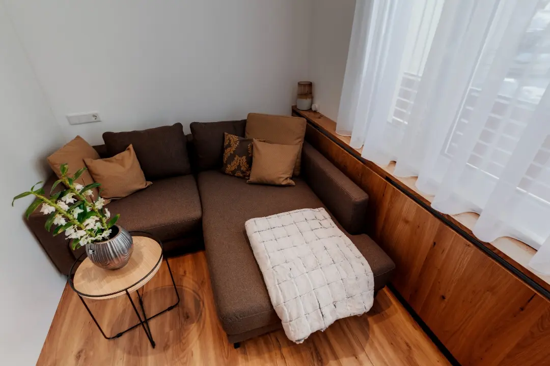 Gemütliche Ecke mit Sofa und Beistelltisch