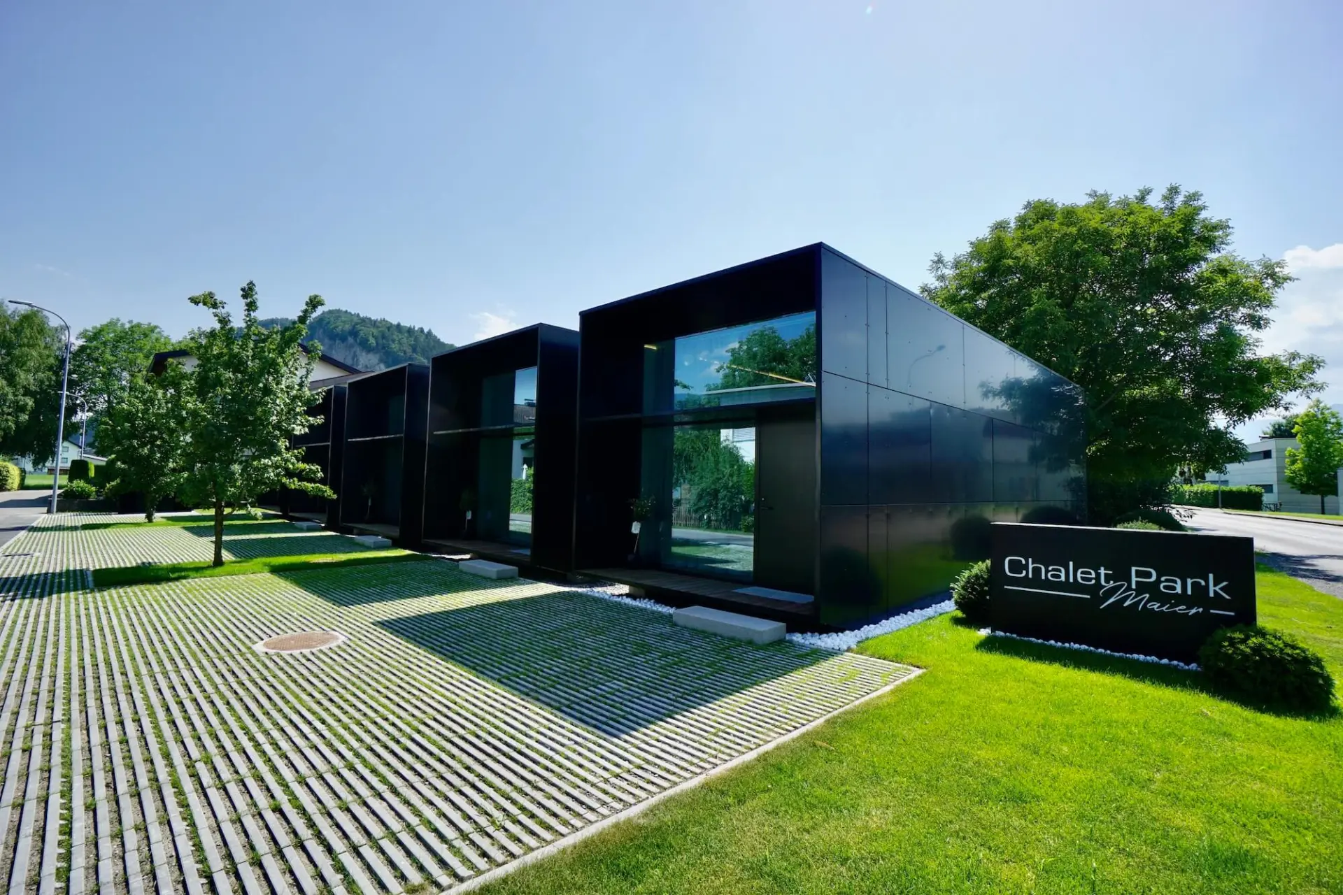 Moderne schwarze Gebäude im Chalet Park Maier.