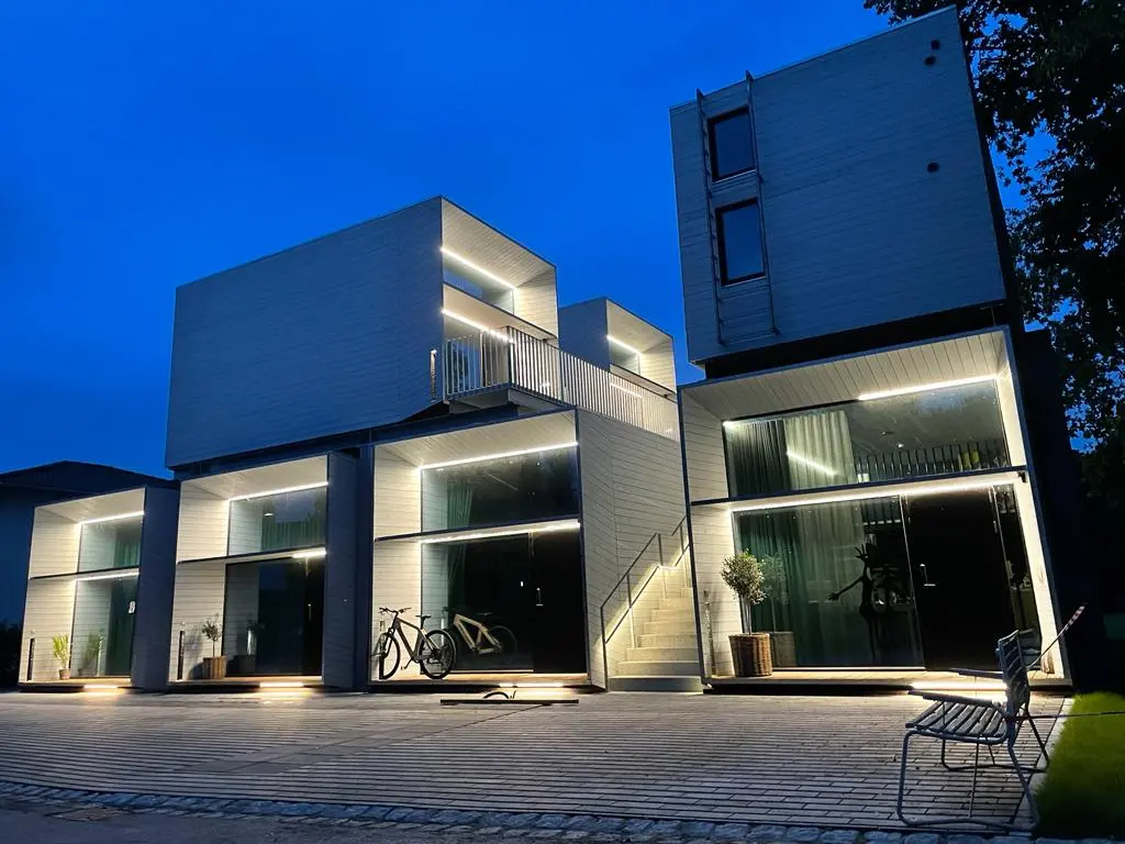 Modernes Gebäude bei Nacht mit Beleuchtung