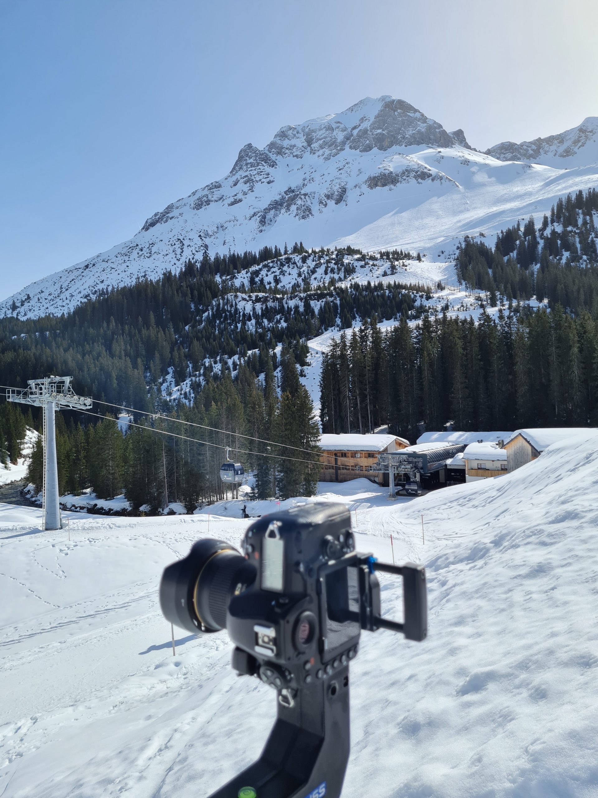 Kamera auf Stativ in einem Skigebiet