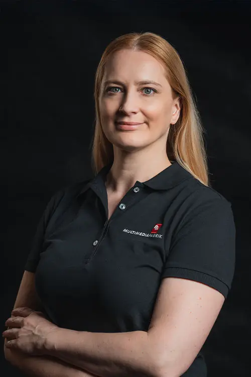 Frau in schwarzem Hemd mit Logo.
