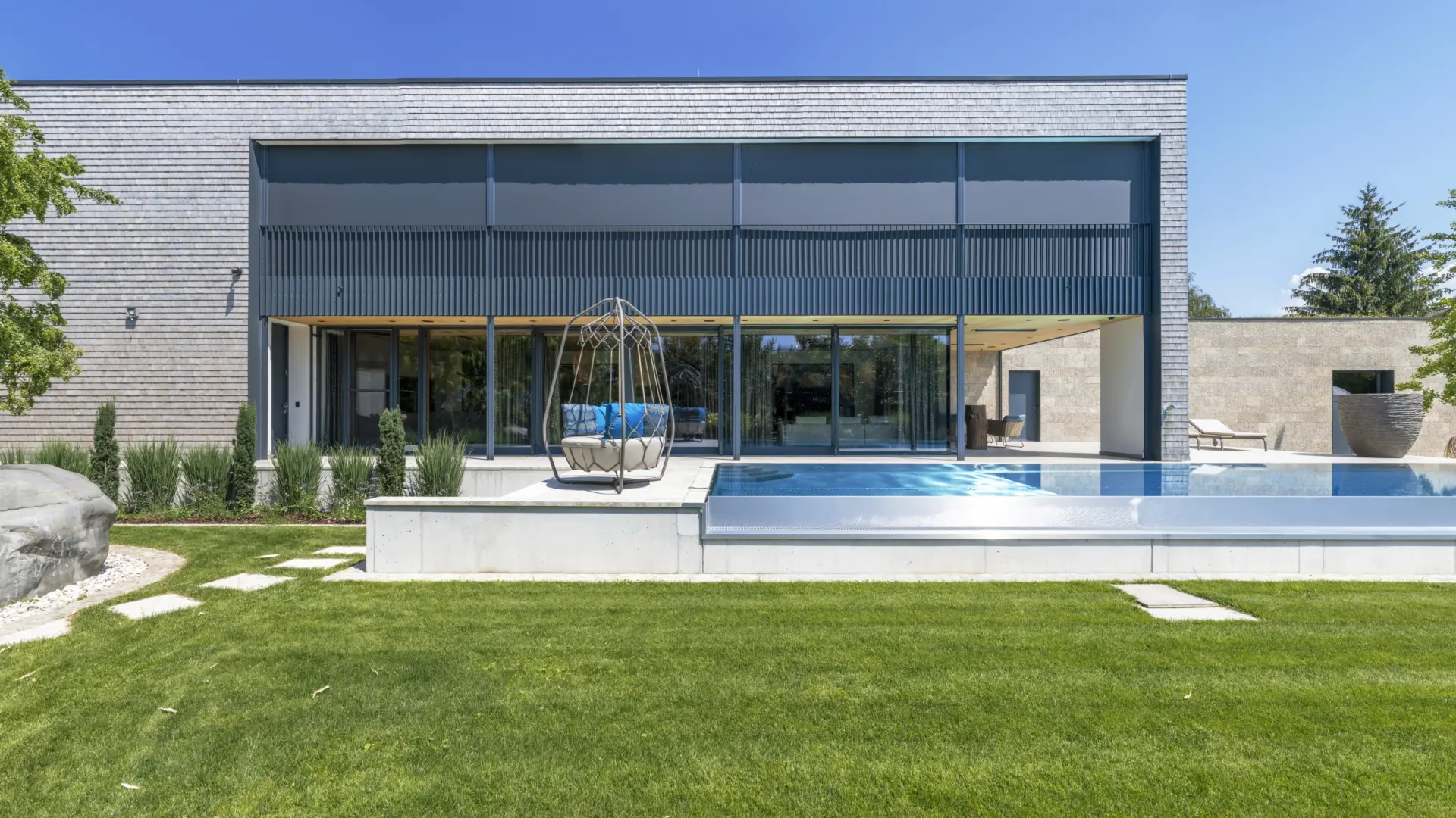 Modernes Haus mit Pool im Garten
