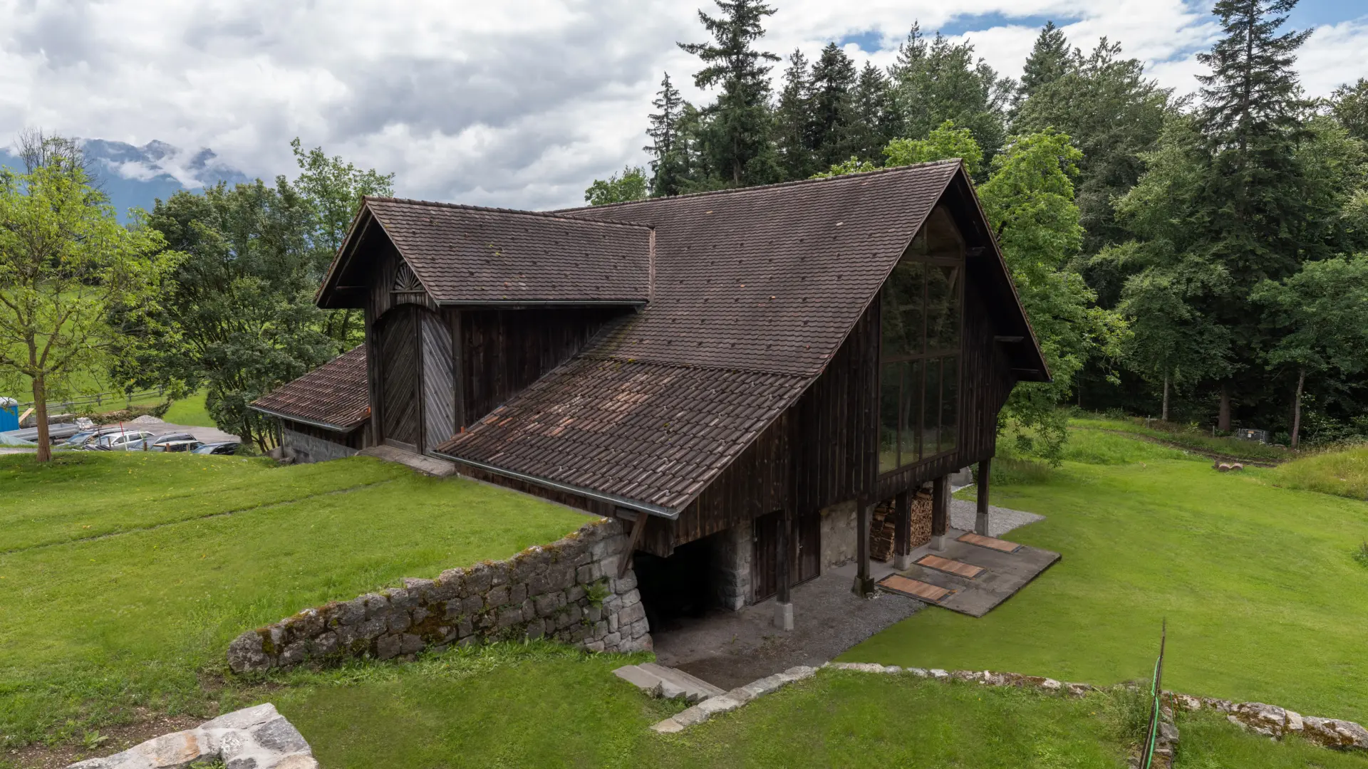 Historischer Holzbau in grüner Landschaft