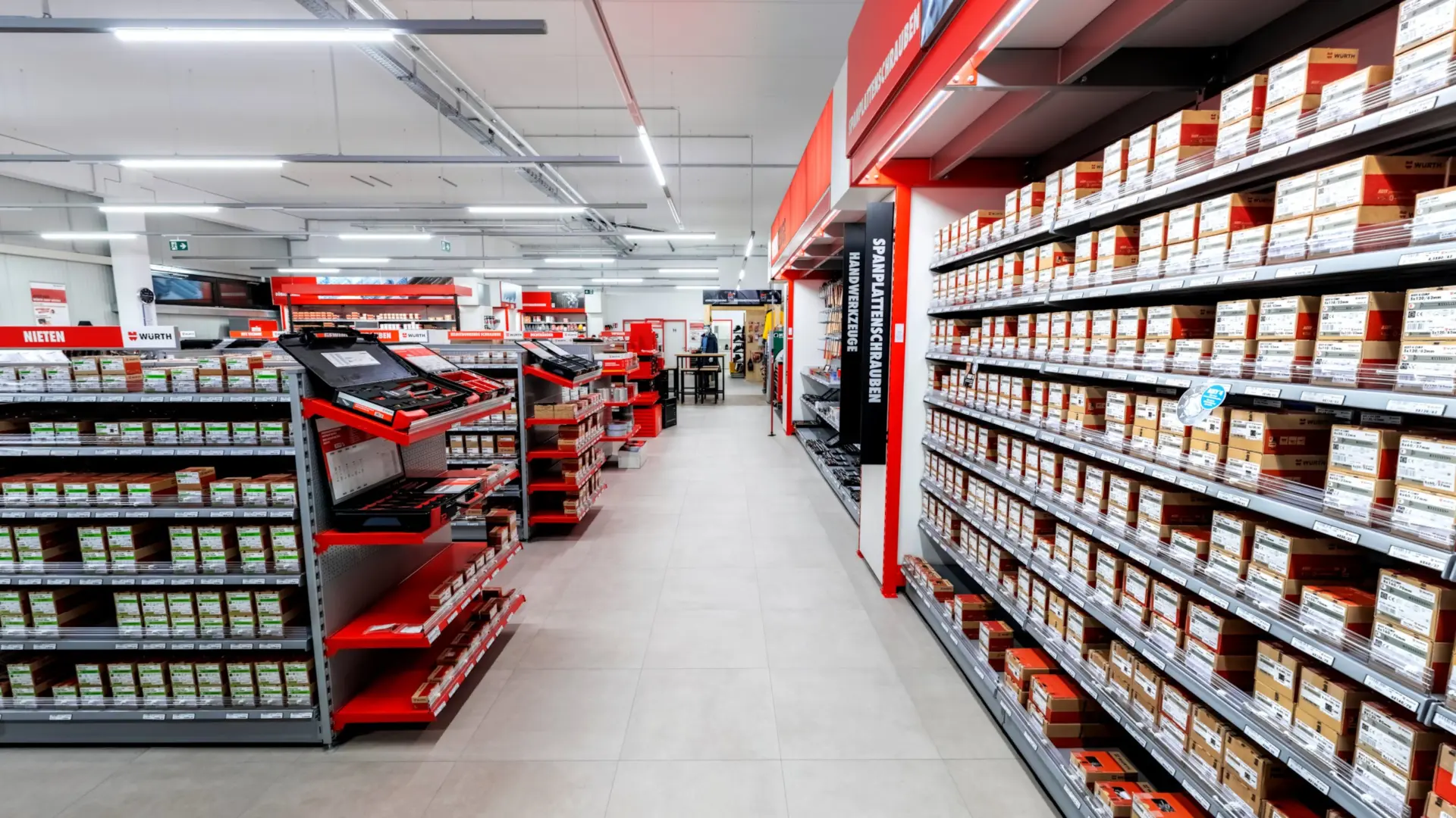 Werkzeugladen mit Regalen voller Schrauben