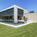 Modernes Haus mit Pool und Garten