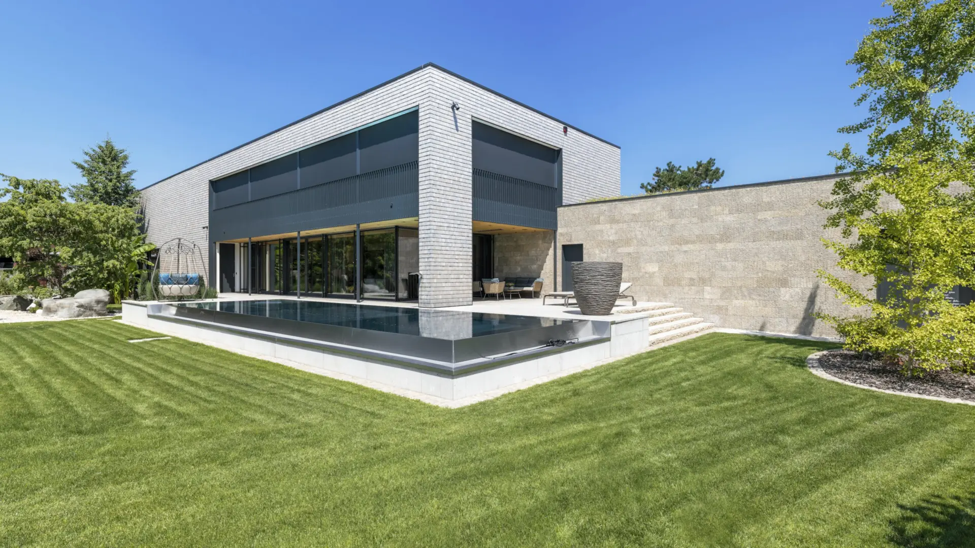 Modernes Haus mit Pool und Garten