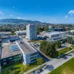 Luftaufnahme eines Campus mit Gebäuden.