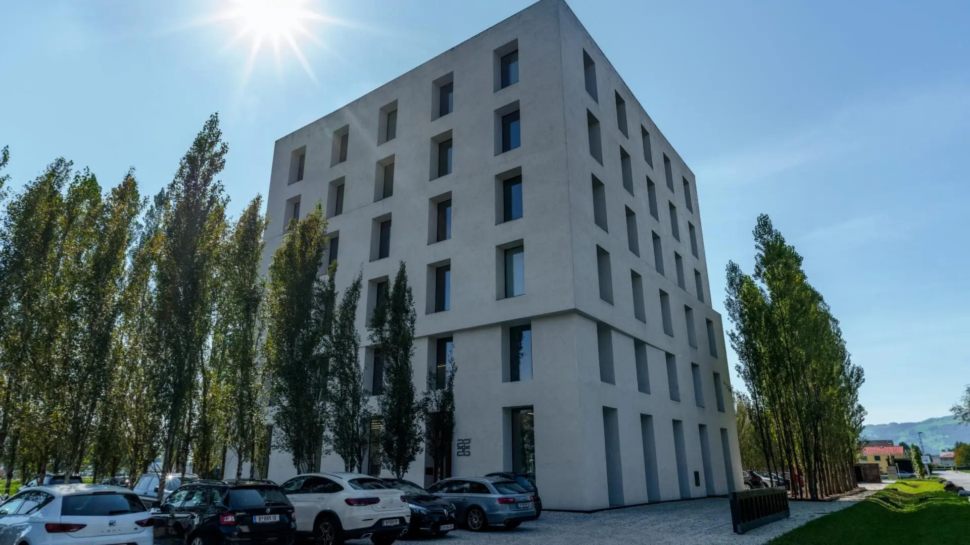 Modernes Gebäude mit Autos im Sonnenschein