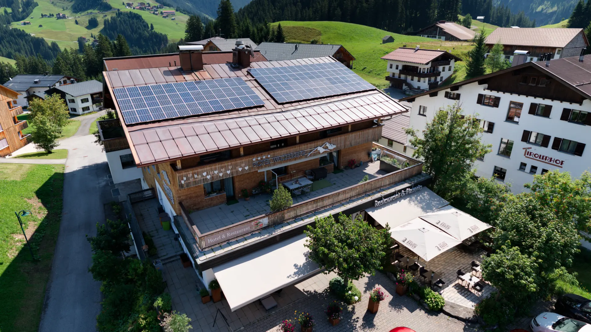 Hotel mit Solarpanelen in den Alpen