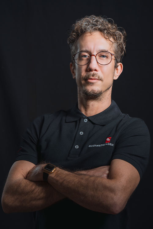 Person mit Brille in schwarzem Poloshirt