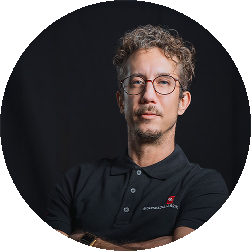 Person mit Brille und Poloshirt, schwarze Kulisse