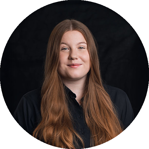 Portrait einer lächelnden Frau mit langem Haar.