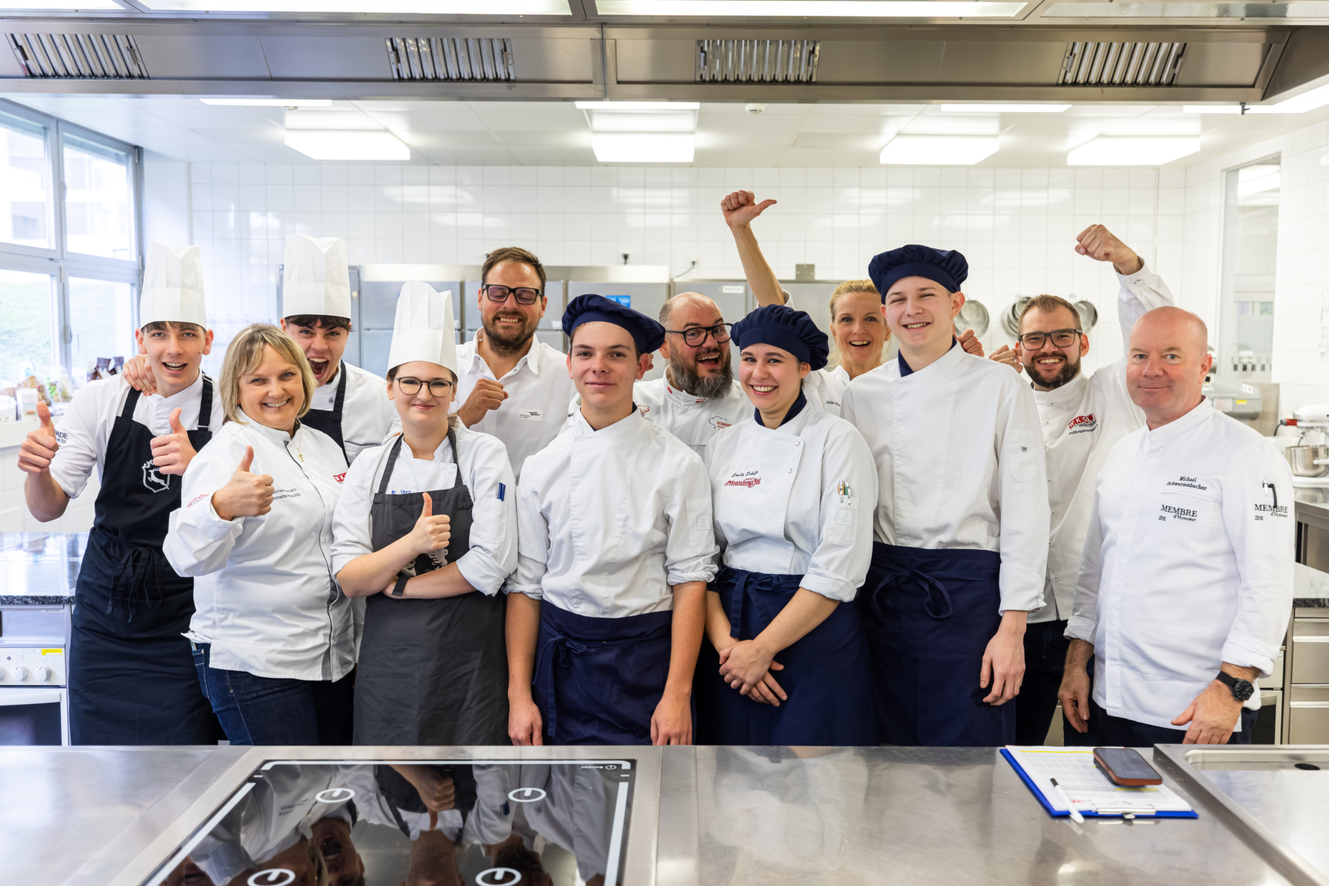 Gruppe von Köchen in einer Küche