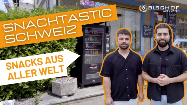 Snackautomat und zwei Männer vor einem Geschäft.