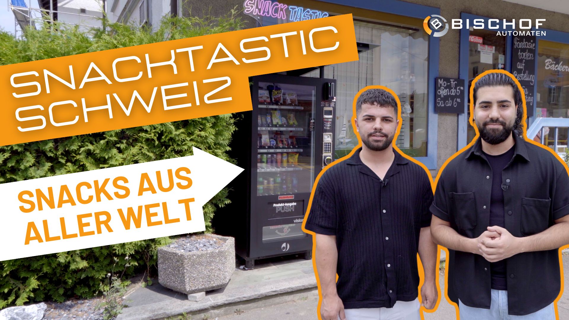 Snackautomat und zwei Männer vor einem Geschäft.