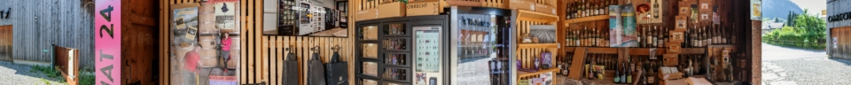 Verschiedene Getränke in Regalen ausgestellt.