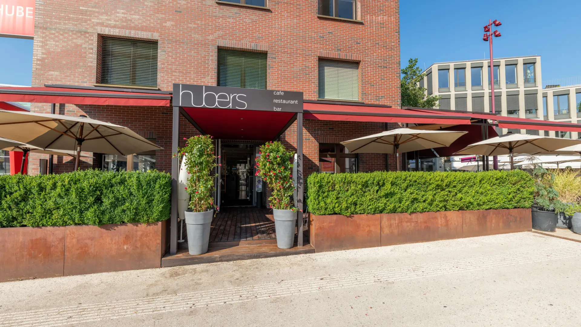 Eingang eines Restaurants mit roten Markisen