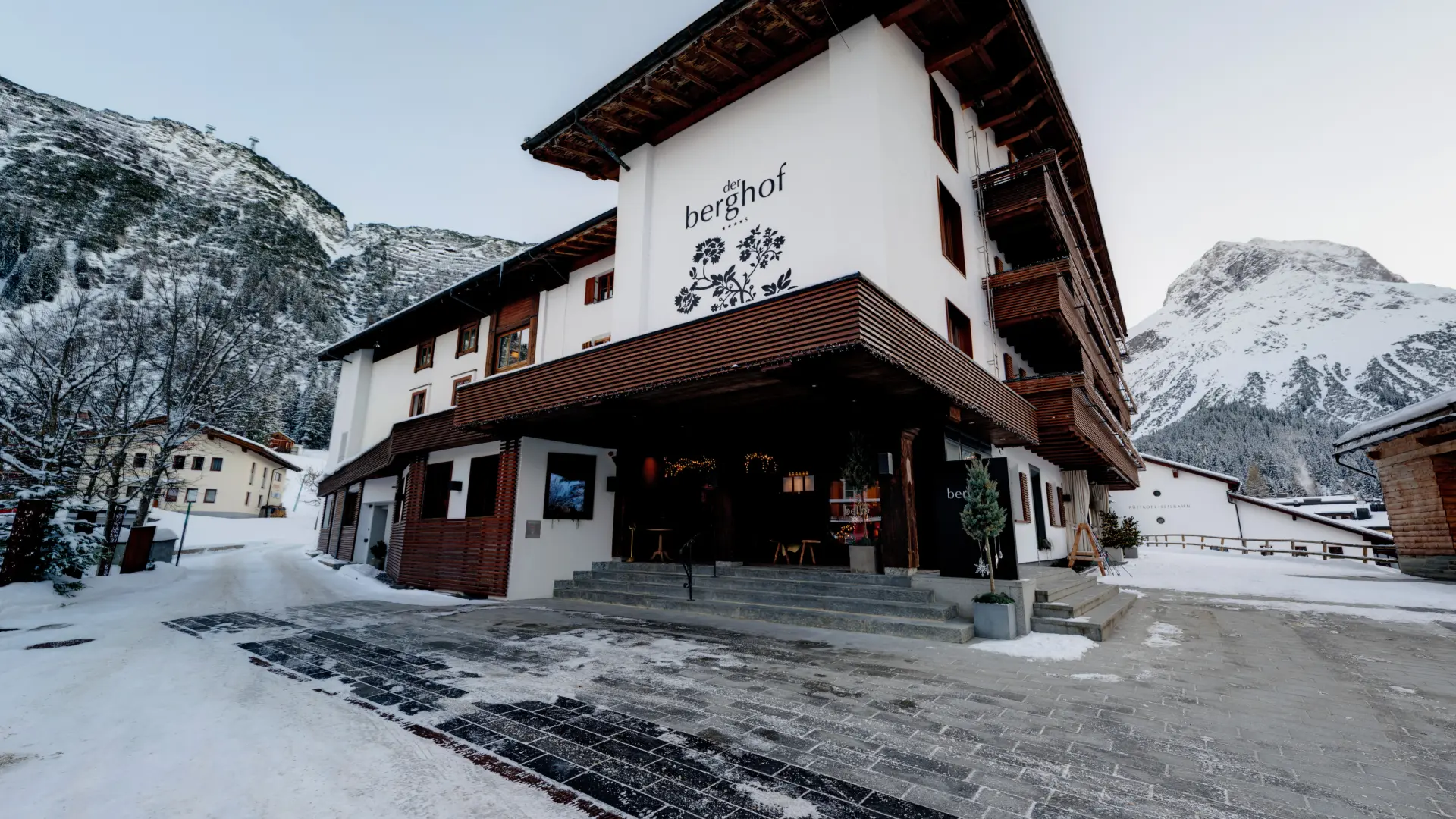 Alpenhotel im Winter mit schneebedeckten Bergen