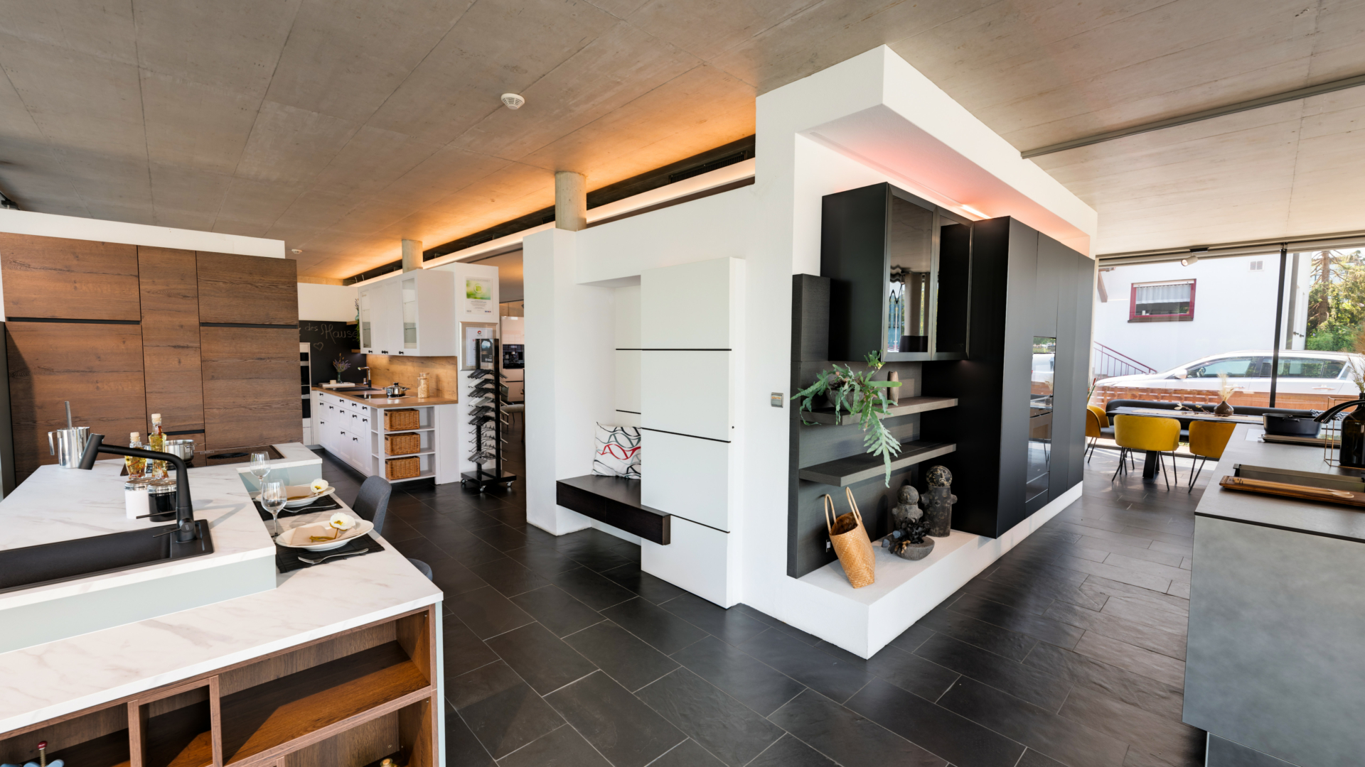 Moderne offene Küche mit Essbereich und Holzoptik.