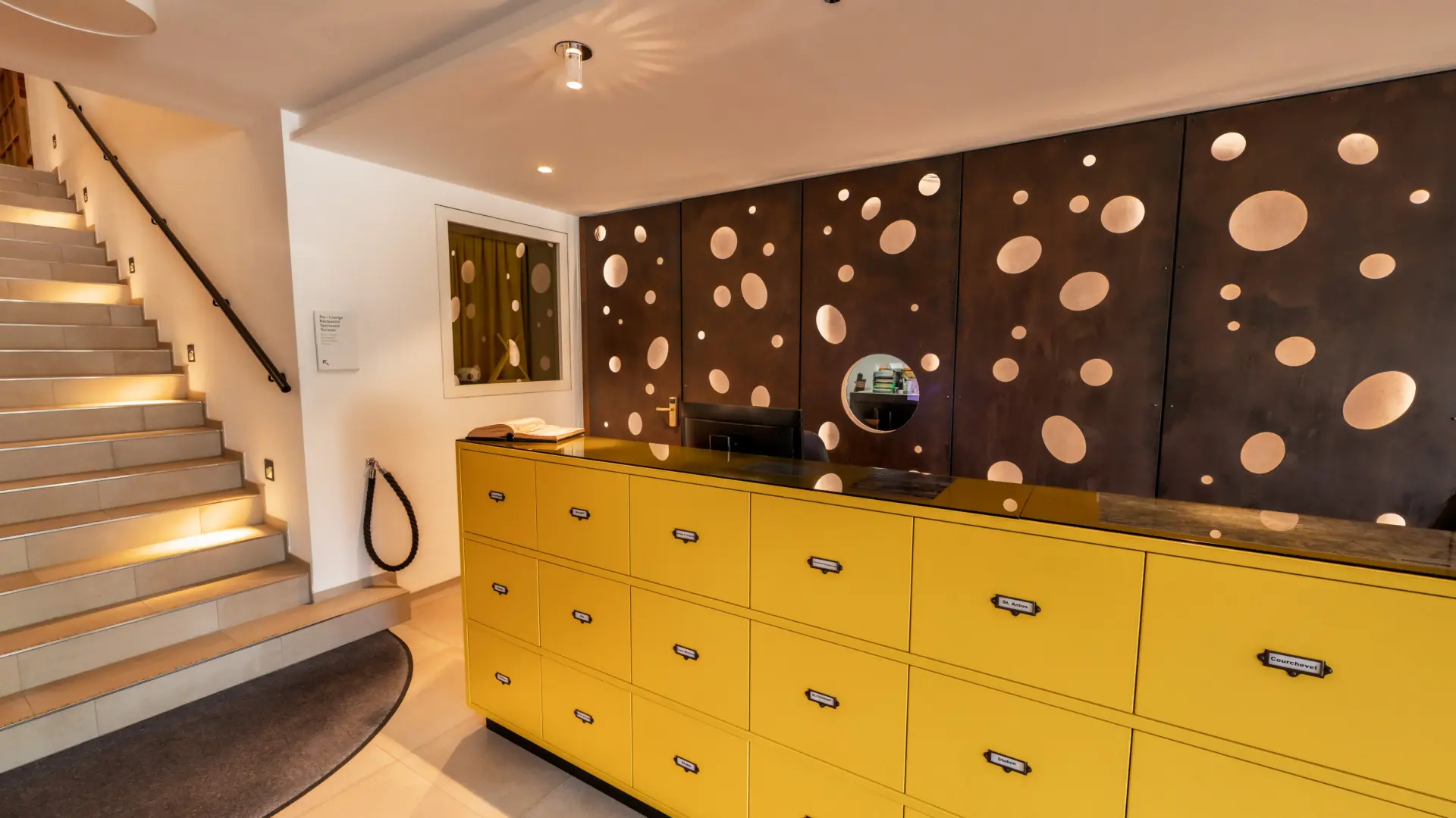 Empfangsbereich mit Treppe und gelb-schwarzem Design