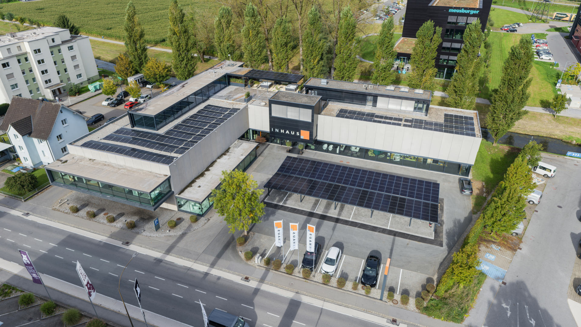 Luftaufnahme von Gebäude mit Solarpanelen.