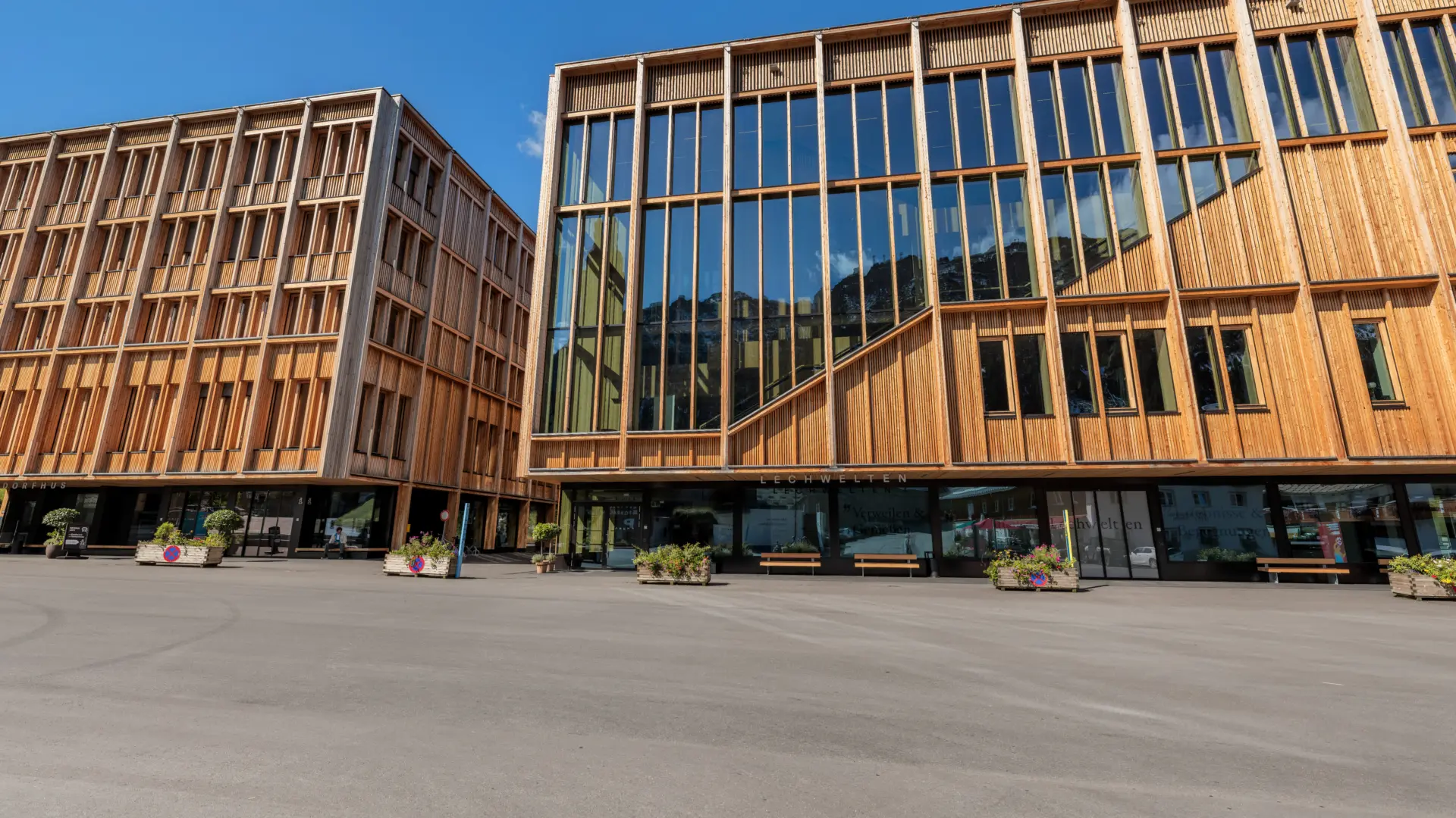 Moderne Holzbauten mit großen Glasfenstern.