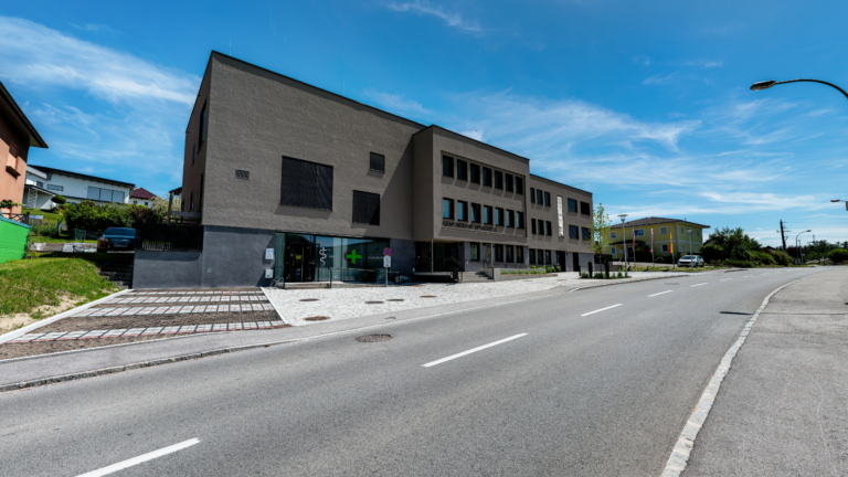 Modernes Gebäude an einer Straße