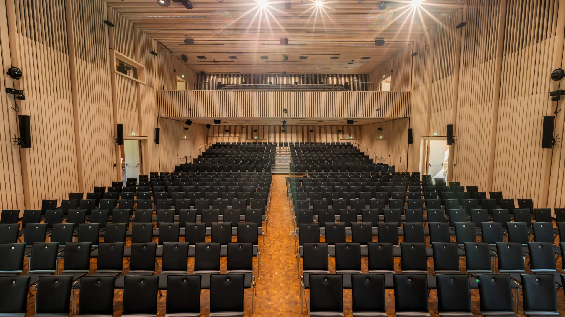 Leerer Konferenzsaal mit vielen Stühlen.