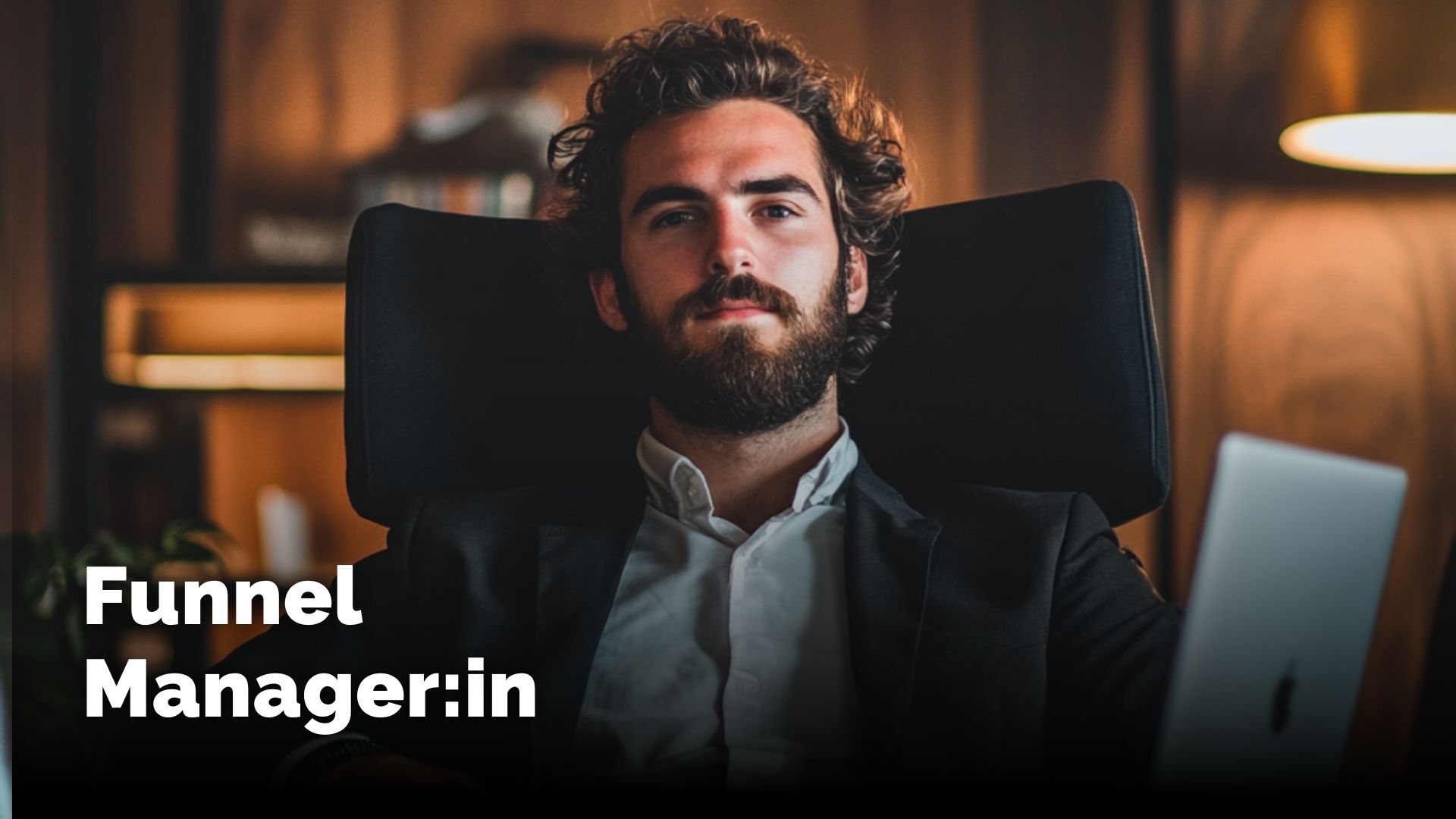 Person im Büro mit Laptop
