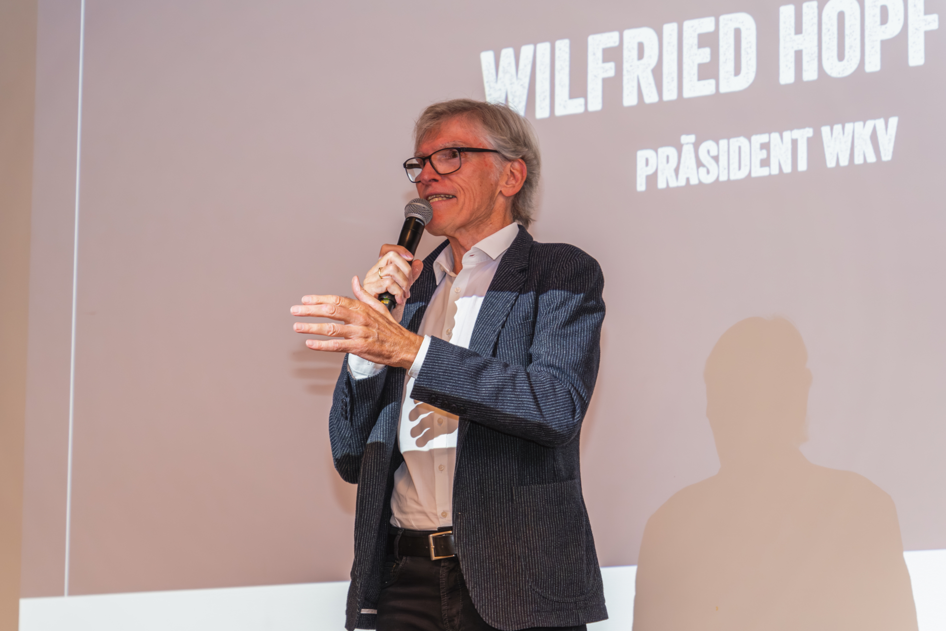 Mann hält Vortrag mit Mikrofon