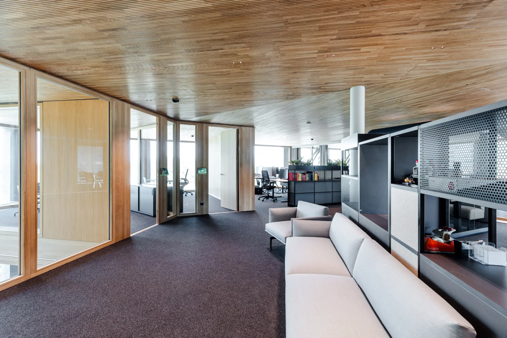 Offene, helle Büroräume mit modernen Möbeln.